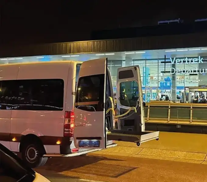 Rolstoelbus bij Schiphol voor reizigers uit Diemen